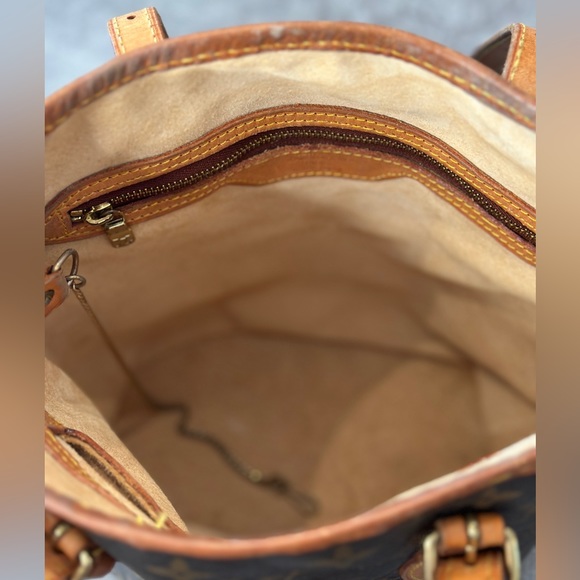 1. LOUIS VUITTON MONOGRAM PETIT BUCKET BAG. - Picture 11 of 14